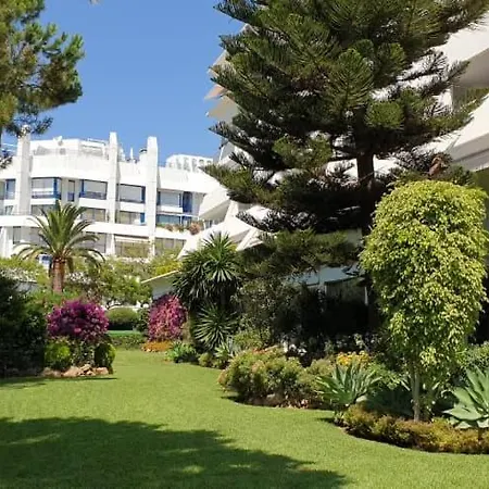Sea View 2-bedroom With Pool Apartament