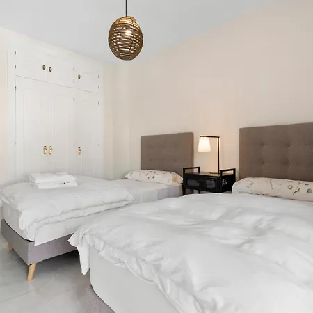 Sea View 2-bedroom With Pool Apartament