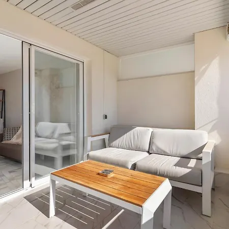 Sea View 2-bedroom With Pool Apartament